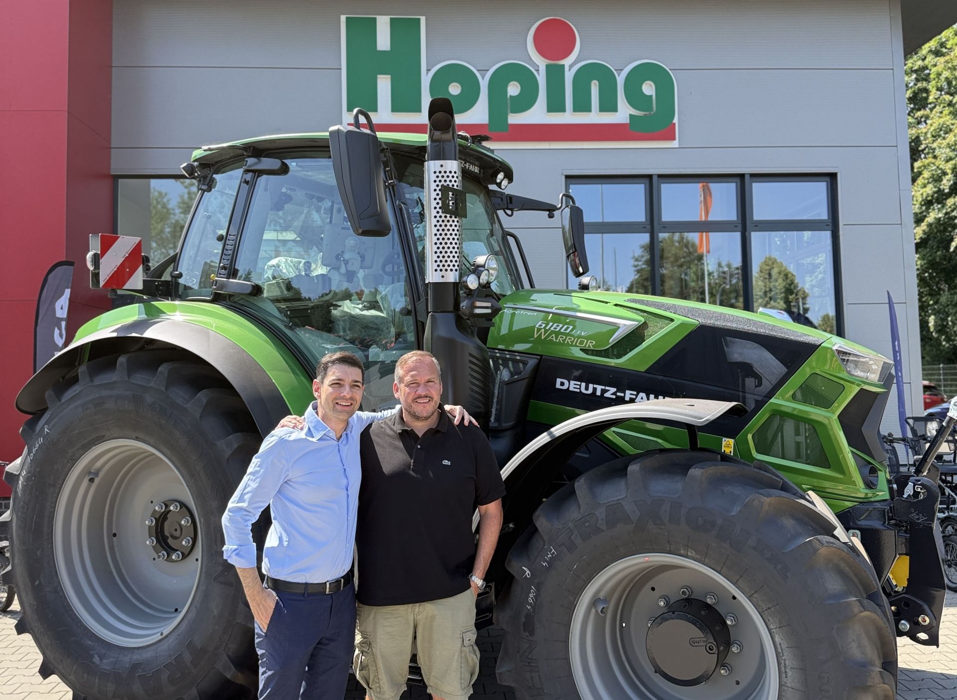 Clemens Hoping mit Vertreter vor einem DEUTZ-FAHR
